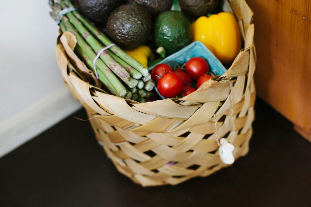Mand met verse groenten en fruit