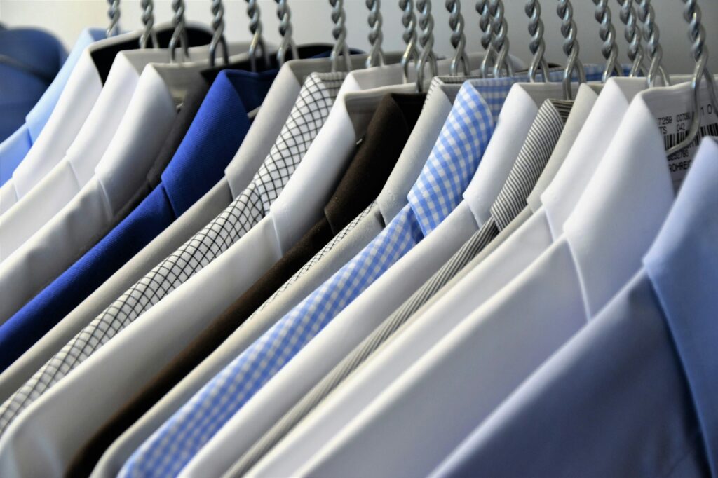 Gestreken hemden netjes op hangers
