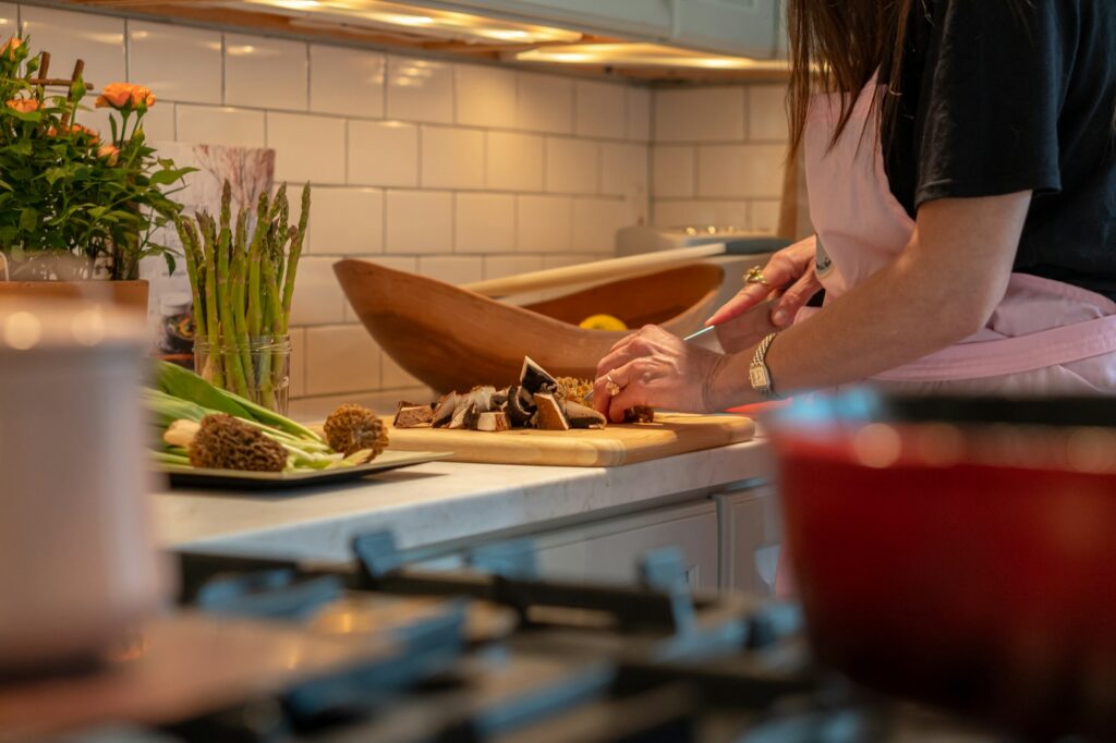 Groenten worden gesneden in een huiselijke keuken