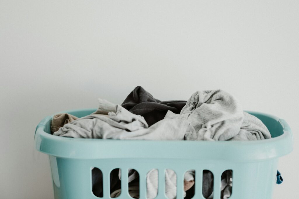 Wasmand met strijkgoed